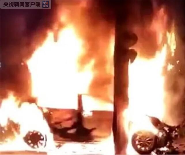 西安一辆轿车发生撞击后燃起大火 车内5人身亡