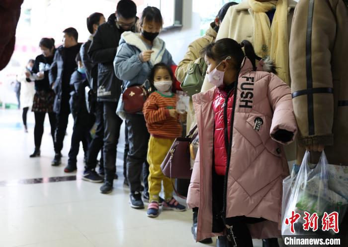 银川市妇幼保健院急诊科内，候诊的人群已排起长队。　杨迪 摄