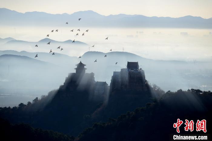 位于北京市平谷区的国家4A级景区丫髻山，将于4月26日(农历四月初四)正式对外开放。疫情防控期间，景区实施门票全网络实名制预约销售，全国医务工作者、消防救援人员免门票进入。北京市平谷区委宣传部供图