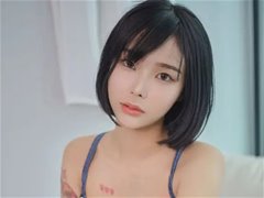 牛仔背带裤美女Mookie白嫩美胸诱惑写真